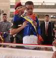 O corpo de Chávez continua sendo velado na Academia Militar; na imagem, um menino vestido como o libertador Simón Bolívar bate continência ao presidente morto  Foto: EFE