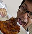 <p>O chef Pedro Naxara ensina o prato norte-americano</p>  Foto: Bruno Santos/Terra