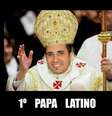 <p>Montagem brincou com a origem latino-americana do papa Francisco, e colocou o cantor Latino no lugar do Sumo Pontífice</p>  Foto: Facebook / Reprodução