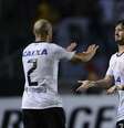 Pato comemora com Alessandro, um dos destaques do Corinthians na partida  Foto: Ricardo Matsukawa / Terra