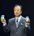 O chefe da divisão de aparelhos móveis da Samsung, J. K. Shin, mostra o novo smartphone da companhia, o Galaxy S4, disponível nas cores preta e branca  Foto: AFP