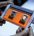 Samsung Galaxy S4 conta com recursos de software como navegação por gestos e controle pelo olhar  Foto: Getty Images 
