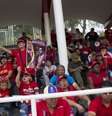 <p>Centenas de pessoas se preparam para acompanhar o cortejo fúnebre que levará o caixão de Hugo Chávez</p>  Foto: EFE