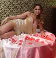 <p>Carol Narizinho diz que usa fantasias para apimentar a relação</p>  Foto: Ricardo Matsukawa/Terra