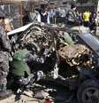 Policial examina carro-bomba que explodiu em Bagdá matando dezenas de pessoas  Foto: Reuters