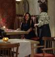 As duas vão ao restaurante da turca  Foto: TV Globo / Divulgação