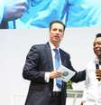 Schmall apresenta Pelé como um dos embaixadores da Volkswagen  Foto: Divulgação