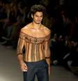 <p>Desfile de João Pimenta trouxe modelo com peito nu e pintado</p>  Foto: Bruno Santos / Terra