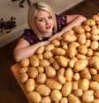 <p>Claire come batatas de apenas uma marca</p>  Foto: Grosby