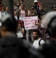 <p>Manifestantes se reuniram em frente &agrave; Assembleia Legislativa do Rio na sexta-feira para protestar contra a remo&ccedil;&atilde;o dos &iacute;ndios que ocupavam o Museu do &Iacute;ndio</p>  Foto: Daniel Ramalho / Terra