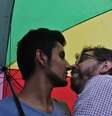 Como forma de ironizar a conduta do deputado Feliciano, um pequeno grupo de gays e simpatizantes da causa se reuniu, no final da tarde de hoje, no Beijaço de Repúdio, ato organizado por meio do Facebook  Foto: J. Duran Machfee / Futura Press