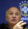 <p>Felipão lembra pentacampeonato para contestar queda brasileira em ranking </p>  Foto: AP