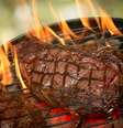 Cada passo, da escolha da carne até o modo como será servido, é importante para fazer um bom churrasco  Foto: Getty Images 