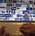 <p>Mulher trabalha com computador que mostra logo do Facebook na tela</p>  Foto: Regis Duvignau / Reuters