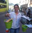<p>Servidores do Centro de Referência em Saúde do Trabalhador (Cerest) de Santa Maria retiraram cerca de um quilo de poeira e fuligem do interior da boate Kiss ontem</p>  Foto: Luiz Roese / Especial para Terra