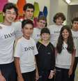 Equipe do GEETec do Colégio Dante Alighieri, que participa da etapa final do First Lego League; à esquerda, Vitor Martes Sternlicht, responsável pela programação   Foto: Divulgação