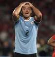 Diego Lugano se desespera com pênalti não assinalado pela arbitragem na derrota do Uruguai para o Chile  Foto: AP