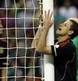 <p>O jogador é apontado como a principal esperança de gols da equipe mexicana</p>  Foto: AP