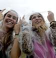 <p>Nem mesmo a chuva em S&atilde;o Paulo desanimou o p&uacute;blico no primeiro dia do Lollapalooza 2013, que acontece neste s&aacute;bado (29), no Jockey Club. Para se proteger do "p&eacute; d'&aacute;gua", muitas garotas investiram em botas e capas de chuva</p>  Foto: Ricardo Matsukawa / Terra