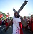 <p>Encenação da Via Sacra no Morro da Cruz em Porto Alegre</p>  Foto: Vinicius Costa/LLPhoto  / Futura Press