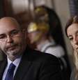 Os coordenadores do Movimento 5 estrelas no Senado, Vito Crimi (esq.), e na Câmara Baixa, Roberta Lombardi, falam com jornalistas após encontro com o presidente Giorgio Napolitano  Foto: AP