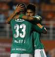 Leandro abraça André Luiz após abrir o placar da vitória do Palmeiras sobre o Linense no Pacaembu  Foto: Marcos Bezerra / Futura Press