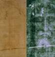 <p>Comparativo entre o manto original (esq.) e um negativo (dir.): tecido marcado por sangue de alguém que foi crucificado pode ter mesmo coberto o corpo de Jesus, segundo novos testes infravermelhos</p>  Foto: Wikimedia