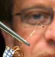<p>Foto de 2005 mostra Robert Birk com suas pulgas, atração de um circo alemão</p>  Foto: AP