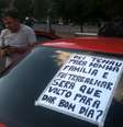 <p>Taxista protesta contra a violência em Porto Alegre</p>  Foto: Daniel Favero / Terra