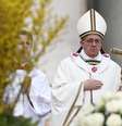 Papa Francisco reza para milhares de fiéis  Foto: Reuters