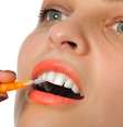 O professor de odontologia da Anhanguera UNIBAN, Dr. Hugo Lewgoy, afirma que o uso da escova interdental pode ser o passo que difere os países que conseguiram controlar a cárie e os países que permanecem com esta doença como uma verdadeira epidemia  Foto: Shutterstock