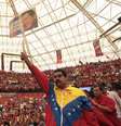 Nicolas Maduro saúda simpatizantes durante comício em Bariñas no último sábado  Foto: Reuters