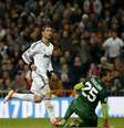 <p>Cristiano Ronaldo aproveitou toque de Ozil para encobrir Muslera</p>  Foto: Reuters