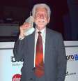 Marty Cooper, ex-funcionário da Motorola, posa com DynaTAC 8000x, modelo que usou para fazer a primeira ligação de celular, em 3 de abril de 1973  Foto: Rico Shen / Wikimedia
