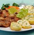 <p>Sobrecoxa desossada ao molho marsala, com purê de maçã e batata souté</p>  Foto: Facebook / Reprodução