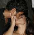 Perlla aparece beijando o marido, Cassio Castilhol, para reforçar a ideia da família tradicional  Foto: Reprodução