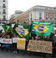<p>Em Madri, na Espanha, grupo de 20 pessoas com cartazes de protesto se reuniu pedindo a saída do deputado da Comissão dos Direitos Humanos da Câmara</p>  Foto: Mani Madrid / Divulgação