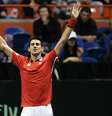 <p>Djokovic fez dois pontos na vit&oacute;ria da S&eacute;rvia por 3 a 1</p>  Foto: AP