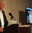 O porta-voz do WikiLeaks, Kristinn Hrafnsson, ao lado da transmissão de Julian Assange, refugiado na embaixada equatoriana de Londres  Foto: AFP