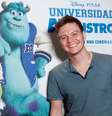 Cantor sertanejo posa com cartaz de Universidade Monstros, que estreia em junho no Brasil  Foto: Divulgação