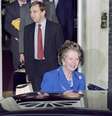 Thatcher deixa o número 10 de Downing Street, sede do governo, após sua renúncia em 1990   Foto: AFP
