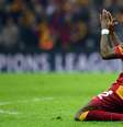 <p>Drogba se desespera com lance desperdiçado pelo Galatasaray</p>  Foto: AFP