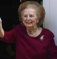 Ex-premiê britânica Margaret Thatcher acena da frente de sua casa após retornar do hospital, em Londres. Ela morreu após sofrer um derrame, informou um porta-voz da família nesta segunda-feira. 1/11/2010.  Foto: Andrew Winning / Reuters