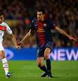 Lucas domina bola no campo de ataque, acompanhado por Busquets  Foto: Getty Images 