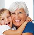 O cuidado oral desde a infância pode garantir que uma pessoa preserve seus dentes durante toda a vida, inclusive na terceira idade  Foto: Shutterstock