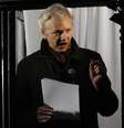 <p>Criador do WikiLeaks - em foto de arquivo - teme que fonte que revelou PRISM seja julgada por 'ajuda ao inimigo'</p>  Foto: Reuters