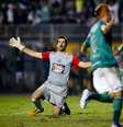 Charles interceptou chute de Wesley e bateu na saída do goleiro para abrir o placar  Foto: Bruno Santos / Terra
