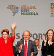 A presidente Dilma acena ao lado de Tarso Genro, Maria do Rosário e José Fortunati em Porto Alegre  Foto: Roberto Stuckert Filho / PR / Divulgação
