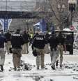 <p>Agentes de segurança percorrem o local onde aconteceu a explosão em Boston</p>  Foto: Reuters