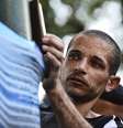 <p>Encanador Rogério Pereira dos Santos vai começar a trabalhar na obra mesmo após susto  </p>  Foto: Fernando Borges / Terra